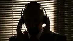 I když jsou zařízení vypnutá: Bývalý agent CIA prozradil, jak tajné služby všechny odposlouchávají