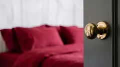 Nikdy nenechávejte dveře do ložnice přes noc otevřené – důležitý důvod, proč je zavírat