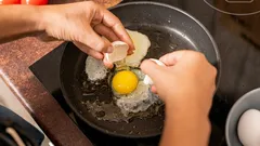 Když budete smažit vejce tímto způsobem, nikdy se nepřichytí k pánvi – stačí udělat toto