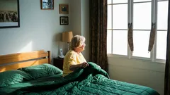 Brzké probouzení po padesátce: hlavní příčiny problému a jak zlepšit spánek