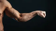 Ne ve fitku, ale doma v pokoji: Jak si vybudovat paže, které přitahují pohledy